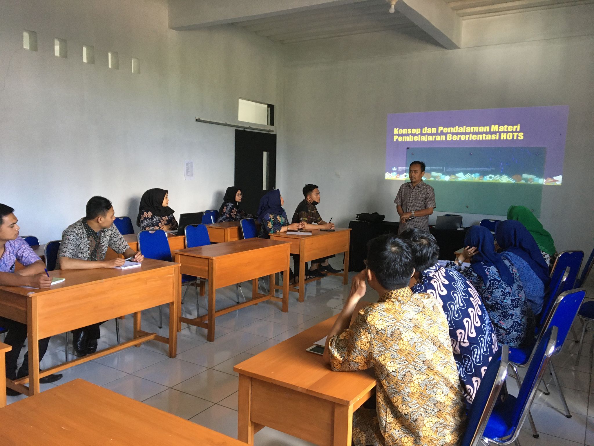 Pembinaan pendalaman materi pembelajaran berorientasi HOTS