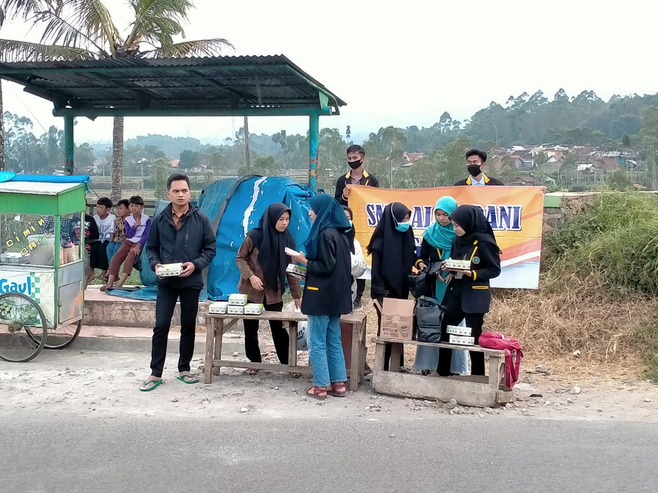 Bagi bagi takjil gratis Guru dan Osis SMK Al-Madani Garut