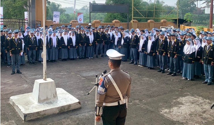 Upacara Bendera dengan Polsek Samarang